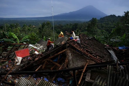 Ngôi nhà bị sập sau trận động đất tại tỉnh East Java, Indonesia, tháng 4/2021. (Ảnh: Reuters)