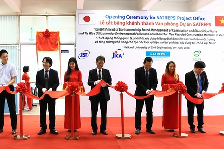 Khánh thành Văn phòng dự án JST-JICA SATREPS về quản lý và tái chế rác thải xây dựng, tháng 4/2018. (Ảnh: JICA Việt Nam cung cấp)
