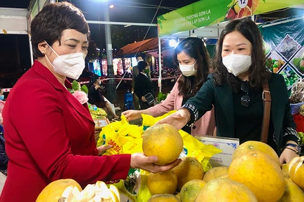 Người tiêu dùng Thủ đô tham quan, mua sắm các sản phẩm nông sản tiêu biểu của các tỉnh, thành phố.