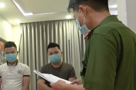 Cơ quan chức năng làm việc với các đối tượng liên quan đến đường dây đánh bạc qua Internet.