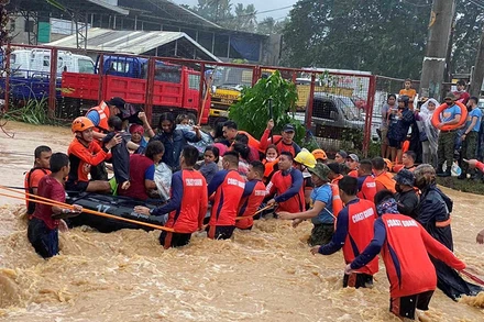 Lực lượng bảo vệ bờ biển Philippines triển khai cứu hộ người dân.