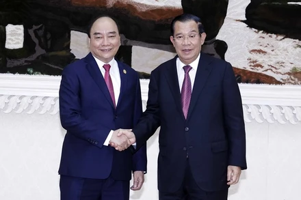 Chủ tịch nước Nguyễn Xuân Phúc hội kiến Thủ tướng Campuchia Hun Sen. (Ảnh: TTXVN)