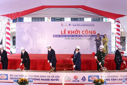 Bộ trưởng Đào Ngọc Dung và các đại biểu thực hiện nghi thức động thổ khởi công dự án (Ảnh: Molisa).
