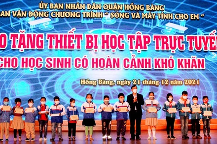 Lãnh đạo quận Hồng Bàng (Hải Phòng) trao máy tính tặng học sinh có hoàn cảnh khó khăn.