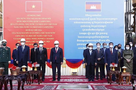 Chủ tịch nước Nguyễn Xuân Phúc dự lễ tòa nhà hành chính mới của Quốc hội Vương quốc Campuchia. (Ảnh: TTXVN)