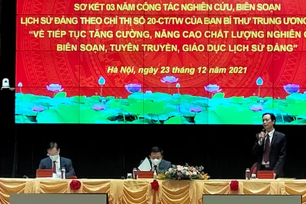 Tại hội nghị.
