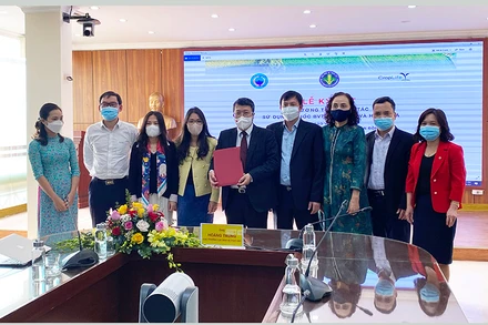 Lễ ký kết tại đầu cầu Cục bảo vệ thực vật.