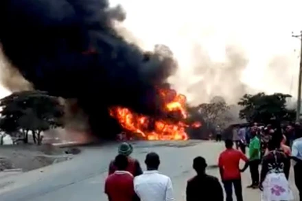 Ảnh minh họa một vụ nổ xe chở nhiên liệu. (Nguồn: Reuters)