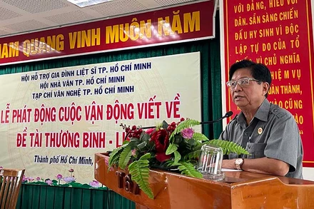 Nhà văn Trần Thế Tuyển phát biểu trong buổi họp báo.