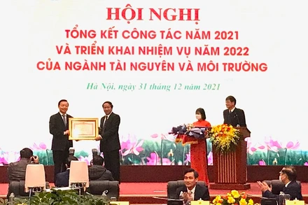 Phó Thủ tướng Chính phủ Lê Văn Thanh trao Bằng khen của Thủ tướng Chính phủ cho lãnh đạo Bộ Tài nguyên và Môi trường.