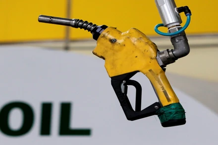 Thị trường dầu thô thế giới kết thúc tháng 11 với mức giảm mạnh. (Ảnh minh họa: Reuters)