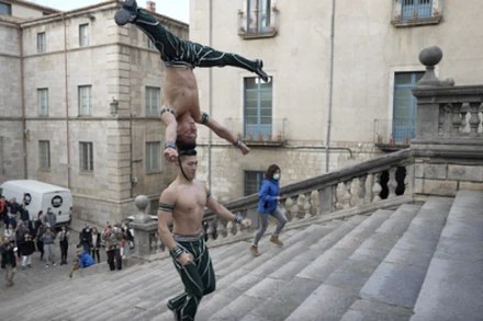 Chồng đầu leo 100 bậc với 53 giây, Quốc Cơ - Quốc Nghiệp phá kỷ lục thế giới.