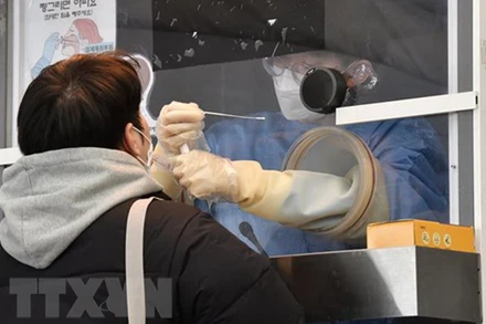 Một điểm xét nghiệm Covid-19 ở Seoul, Hàn Quốc. (Ảnh: AFP/TTXVN)