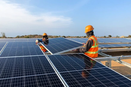 Lắp đặt thiết bị tại Nhà máy điện mặt trời Phước Ninh (xã Phước Minh, huyện Thuận Nam, Ninh Thuận).