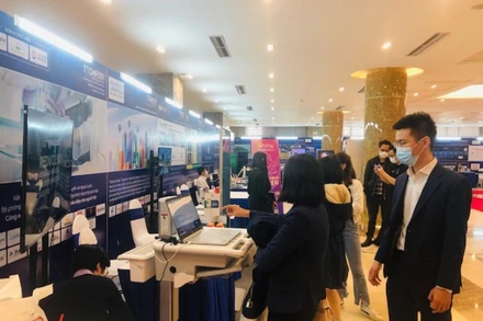 Các đại biểu tham quan mô hình đổi mới sáng tạo tại hội nghị.