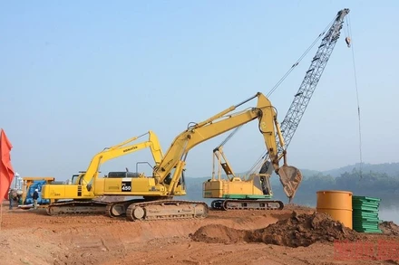 Các phương tiện cơ giới tiến hành lễ động thổ cầu Giới Phiên. (Ảnh: THANH SƠN)