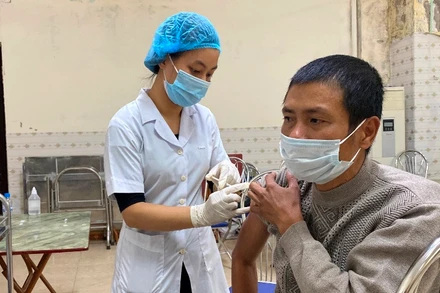 Nam Định phấn đấu hoàn thành tiêm 2 mũi cho người từ 18 tuổi trở lên và hoàn thành tiêm mũi 1 cho trẻ từ 12-17 tuổi trên toàn tỉnh trước ngày 27/12. 