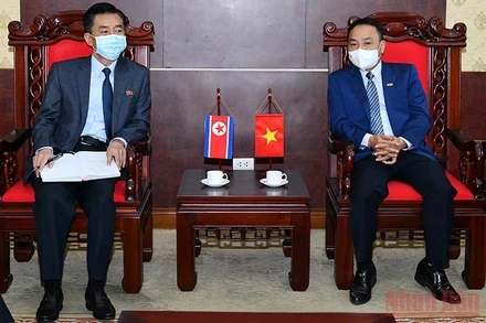 Phó Tổng Biên tập Báo Nhân Dân Đinh Như Hoan tiếp Đại biện lâm thời Đại sứ quán Triều Tiên Ri Ho Jun. (Ảnh: Thủy Nguyên)