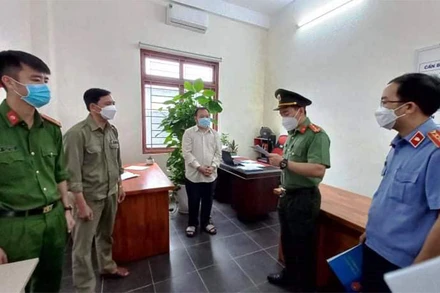 Cơ quan cảnh sát điều tra Công an TP Đà Nẵng đọc quyết định khởi tố các đối tượng tổ chức cho người khác nhập cảnh trái phép. (Ảnh: Lực lượng chức năng cung cấp)