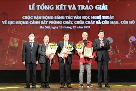 Trao giải cho các tác giả có tác phẩm đạt giải Nhất trong cuộc vận động.