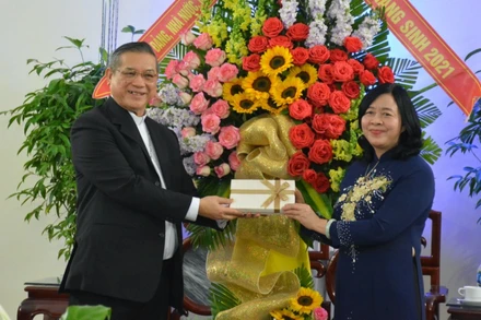 Thay mặt lãnh đạo Đảng, Nhà nước, Mặt trận Tổ quốc Việt Nam, đồng chí Bùi Thị Minh Hoài tặng lẵng hoa tươi thắm đến Giám mục Vũ Đình Hiệu và các chức sắc, tu sĩ, đồng bào Công giáo tại Tòa Giám mục Giáo phận Bùi Chu.