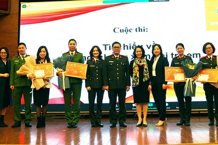 Trao giải cuộc thi trắc nghiệm trực tuyến "Tìm hiểu về phòng, chống xâm hại trẻ em".