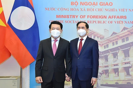 Bộ trưởng Ngoại giao Bùi Thanh Sơn (phải) và Bộ trưởng Ngoại giao Lào Saleumxay Kommasith. (Ảnh: Bộ Ngoại giao)