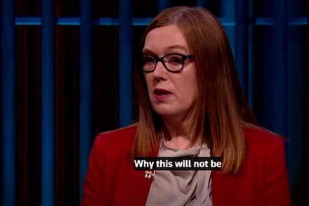 Giáo sư Sarah Gilbert phát biểu. Ảnh cắt từ video clip.