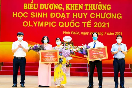 Lãnh đạo tỉnh Vĩnh Phúc trao thưởng cho giáo viên có học sinh đoạt huy chương Olympic quốc tế.