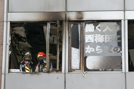 Lực lượng cứu hỏa làm việc tại hiện trường. (Ảnh: Kyodo News)