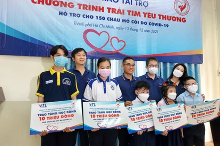 Đơn vị tài trợ trao quà cho các em mồ côi do dịch Covid-19.