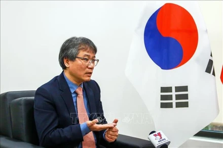 Đại sứ Việt Nam tại Hàn Quốc Nguyễn Vũ Tùng trả lời phỏng vấn. (Ảnh: Anh Nguyên/TTXVN)
