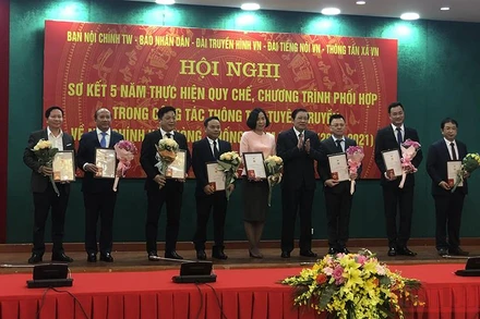 Đồng chí Phan Đình Trạc trao Kỷ niệm chương Vì sự nghiệp Nội chính Đảng.