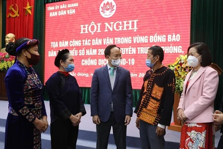 Các đại biểu trao đổi thảo luận tại hội nghị.