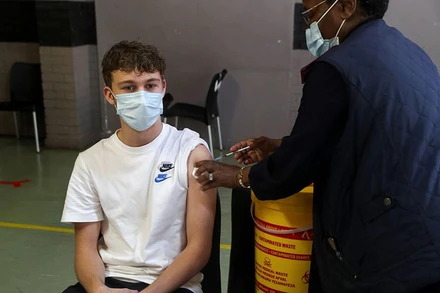 Tiêm vaccine ngừa Covid-19 tại Johannesburg, Nam Phi. (Ảnh Reuters) 