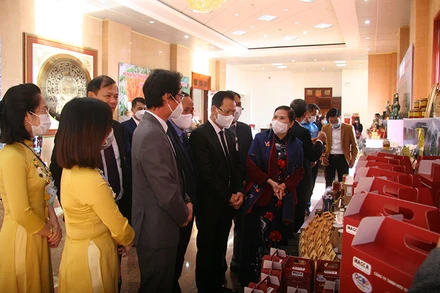 Các đại biểu thăm quan gian hàng trưng bày nông sản Lai Châu.