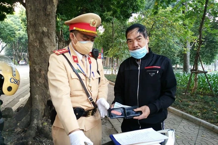 Người dân nhận lại chiếc ví bị đánh rơi bên trong có tiền lương hưu vừa lĩnh.