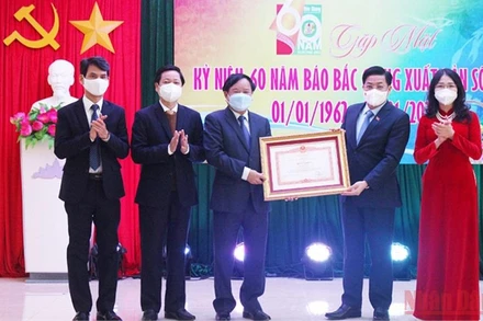 Thừa ủy quyền Thủ tướng Chính phủ, đồng chí Dương Văn Thái, Bí thư Tỉnh ủy Bắc Giang trao Bằng khen của Thủ tướng Chính phủ cho Báo Bắc Giang. (Ảnh: ĐẶNG GIANG)