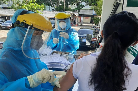 Trung tâm Kiểm soát bệnh tật tỉnh Vĩnh Long tiêm vaccine mũi 3 tăng cường cho lực lượng tuyến đầu phòng, chống dịch vào sáng 10/12. (Ảnh: BÁ DŨNG) 