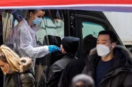 Xét nghiệm Covid-19 lưu động ở Manhattan, New York, Mỹ, ngày 8/12/2021. (Ảnh: Reuters)