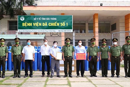 Công an tỉnh Sóc Trăng trao tặng trang thiết bị y tế cho Bệnh viện dã chiến số 1 và Bệnh viện 30/4.