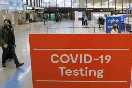 Biến thể Omicron đang đe dọa sự hồi phục mong manh của du lịch toàn cầu (Ảnh minh họa: REUTERS)