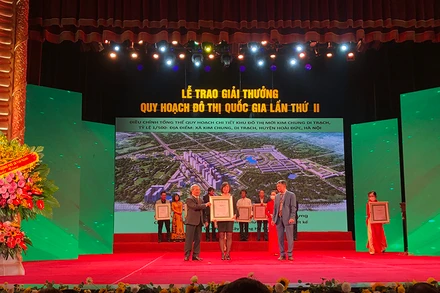Bà Nguyễn Lan Hương đại diện cho dự án Khu đô thị Kim Chung - Di Trạch (Hinode Royal Park) nhận giải thưởng từ ban tổ chức.