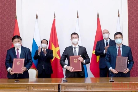 Công ty VABIOTECH và Tập đoàn SOVICO ký thỏa thuận hợp tác với Quỹ Đầu tư Trực tiếp của Liên bang Nga (RDIF). (Ảnh: TUẤN ANH)