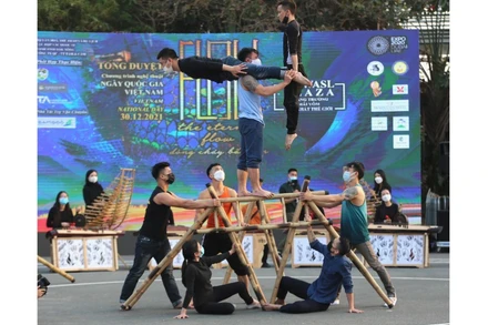 Các nghệ sĩ luyện tập chuẩn bị cho chương trình Dòng chảy bất tận.