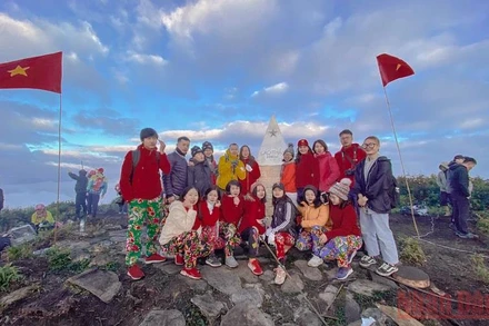 Hướng dẫn viên Trúc Hạ dẫn khách du lịch tại Lảo Thẩn, Bát Xát, Lào Cai.