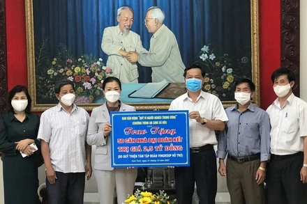 Phó Chủ tịch Ủy ban Mặt trận Tổ quốc Việt Nam Trương Thị Ngọc Ánh trao 2,5 tỷ đồng kinh phí xây dựng 50 căn nhà Đại đoàn kết cho tỉnh Kon Tum.