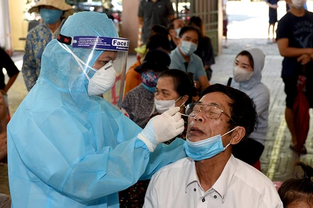 Lấy mẫu để thực hiện xét nghiệm xét nghiệm nhanh Covid-19.