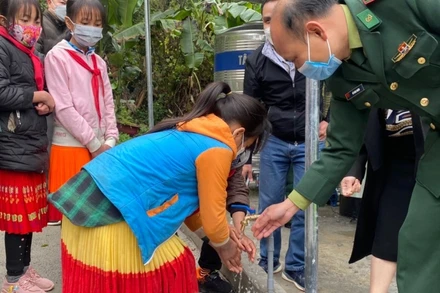 Quỹ Toyota Việt nam cung cấp nước sạch cho trường tiểu học và đồn biên phòng tại tỉnh Hà Giang. (Ảnh: Công ty ô-tô Toyota cung cấp)