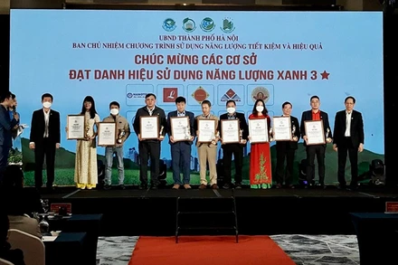 Trao giải cho các cơ sở đạt danh hiệu Năng lượng xanh Hà Nội 2021.